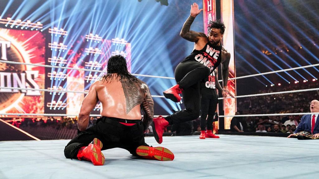 Jimmy Uso calcio a Roman Reigns